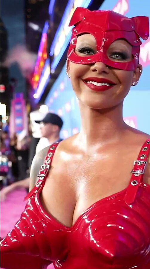 Amber Rose- an example of a celebrity with H cup boobs