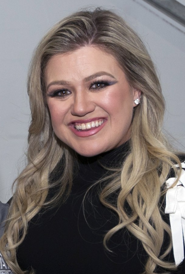 Kelly Clarkson - an example of a celebrity with 38B boobs